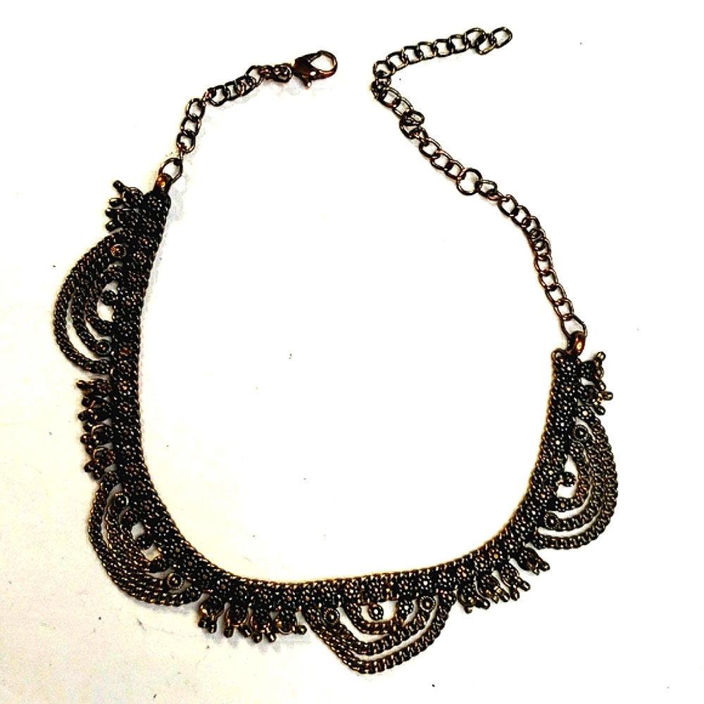 Brass-colored chain choker